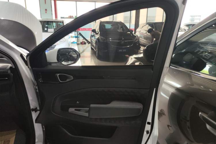 Used Baojun RM-5 2019 1.5T Manual Elite Version with 24-Hour Online Service 6 Seats Interior 5