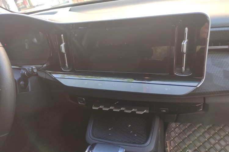 Used Baojun RM-5 2019 1.5T CVT Elite Version with 24-Hour Online Service 5 Seats Interior 6