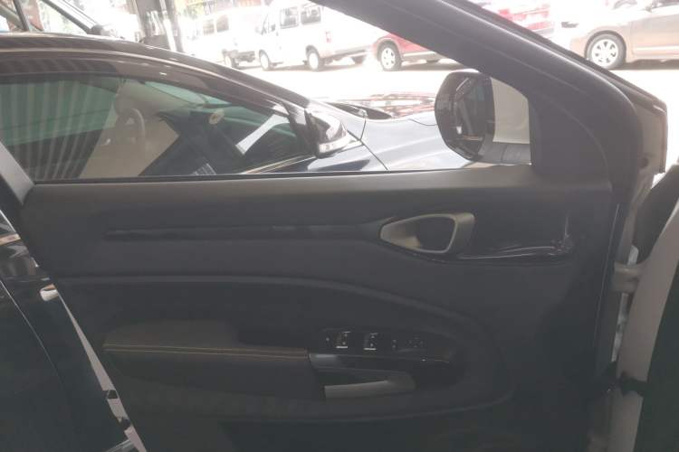 Used Baojun RM-5 2019 1.5L CVT Elite Version with 24-hour Online Service 6 Seats Interior 7