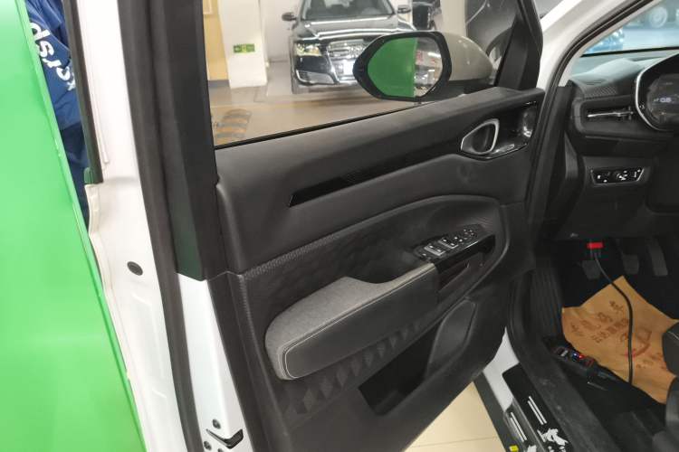 Used Baojun RM-5 2019 1.5T Manual Elite Version with 24-Hour Online Service 6 Seats Left Front Door Interior