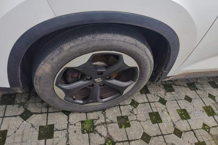 Used Baojun RM-5 2019 1.5T CVT 24-Hour Online Luxury Version 6 Seats Left Front Wheel Hub