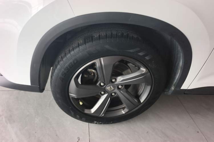 Used Baojun RM-5 2019 1.5T CVT Elite Version with 24-Hour Online Service 5 Seats Left Front Wheel Hub