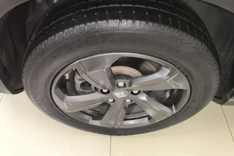 Used Baojun RM-5 2019 1.5T Manual Elite Version with 24-Hour Online Service 6 Seats Left Front Wheel Hub