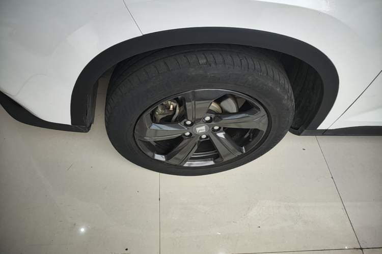 Used Baojun RM-5 2019 1.5T Manual Elite Version with 24-Hour Online Service 6 Seats Left Front Wheel Hub