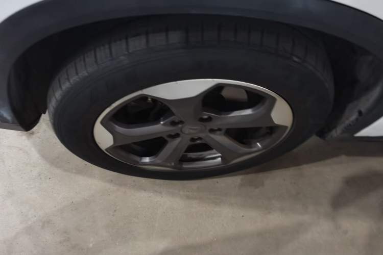 Used Baojun RM-5 2019 1.5T CVT 24-Hour Online Prestige Version 5 Seats Left Front Wheel Hub