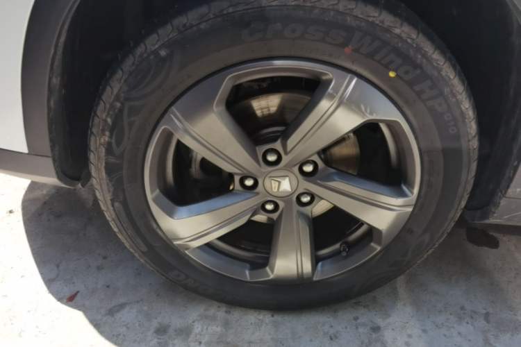Used Baojun RM-5 2019 1.5T Manual Elite Version with 24-Hour Online Service 6 Seats Left Front Wheel Hub