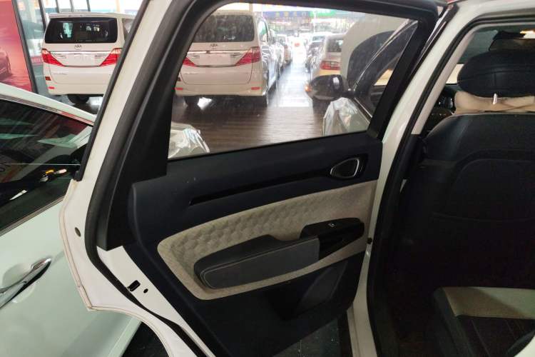 Used Baojun RM-5 2019 1.5T CVT 24-Hour Online Luxury Version 6 Seats Left Rear Door Interior