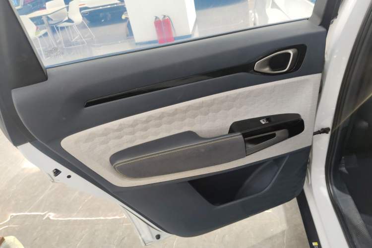 Used Baojun RM-5 2019 1.5T CVT 24-Hour Online Luxury Version 6 Seats Left Rear Door Interior