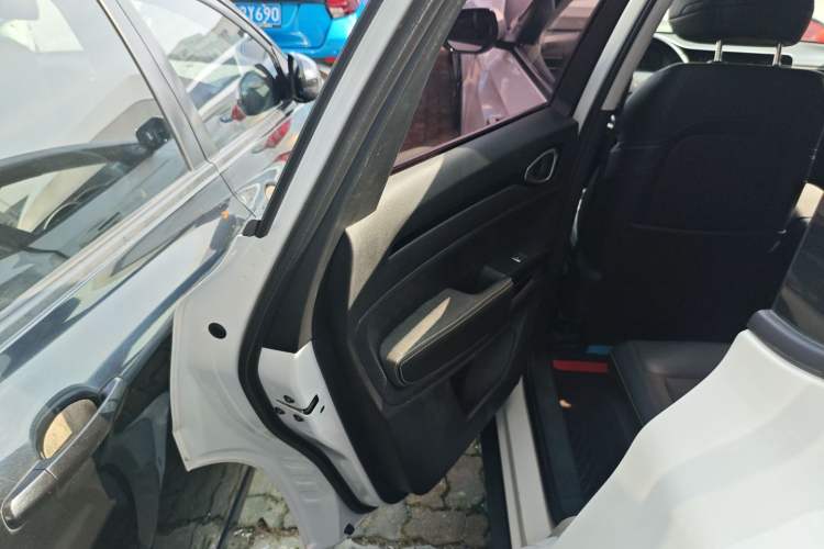 Used Baojun RM-5 2019 1.5T Manual Elite Version with 24-Hour Online Service 7 Seats Left Rear Door Interior