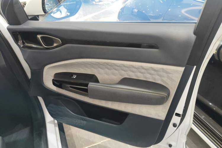 Used Baojun RM-5 2019 1.5T CVT 24-Hour Online Luxury Version 6 Seats Right Front Door Interior