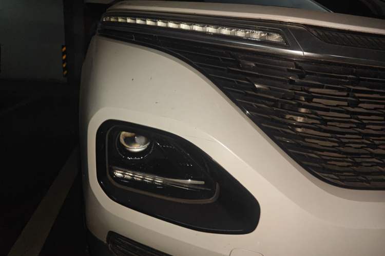 Used Baojun RM-5 2019 1.5T CVT Elite Version with 24-Hour Online Service 6 Seats Right Front Headlight