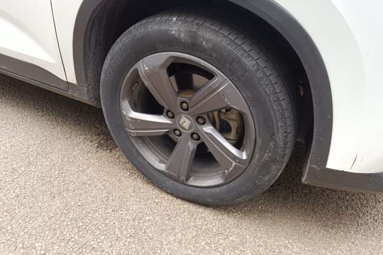 Used Baojun RM-5 2019 1.5L CVT Elite Version with 24-Hour Online Service 7 Seats Right Front Wheel Hub