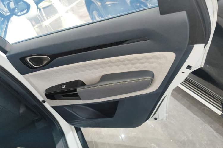 Used Baojun RM-5 2019 1.5T CVT 24-Hour Online Luxury Version 6 Seats Right Rear Door Interior