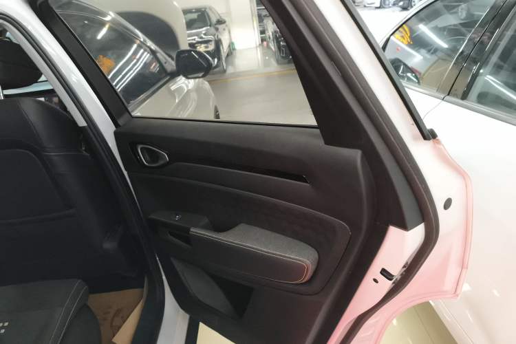 Used Baojun RM-5 2019 1.5T Manual Elite Version with 24-Hour Online Service 6 Seats Right Rear Door Interior