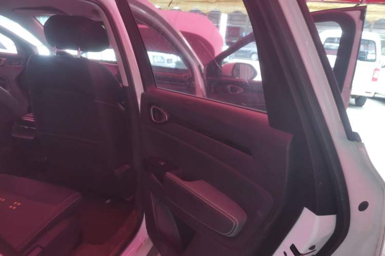 Used Baojun RM-5 2019 1.5T Manual Elite Version with 24-Hour Online Service 6 Seats Right Rear Door Interior