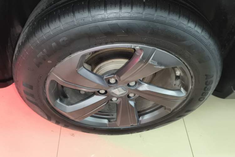 Used Baojun RM-5 2019 1.5T Manual Elite Version with 24-Hour Online Service 6 Seats Right Rear Wheel Hub