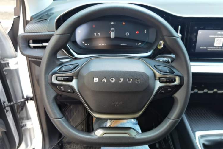 Used Baojun RM-5 2019 1.5T Manual Elite Version with 24-Hour Online Service 6 Seats Steering Wheel