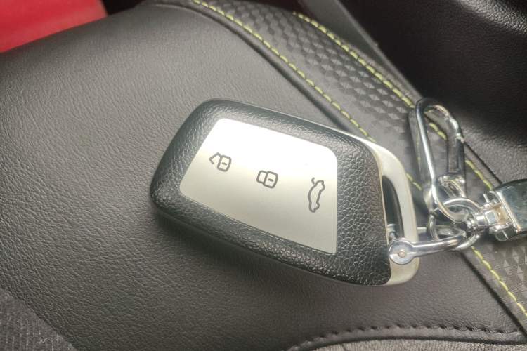 Used Baojun RM-5 2019 1.5T Manual Elite Version with 24-Hour Online Service 7 Seats Vehicle Key