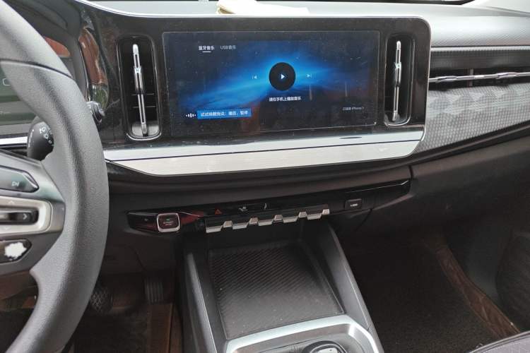 Used Baojun RM-5 2019 1.5T Manual Elite Version with 24-Hour Online Service 6 Seats Audio And AC Panel
