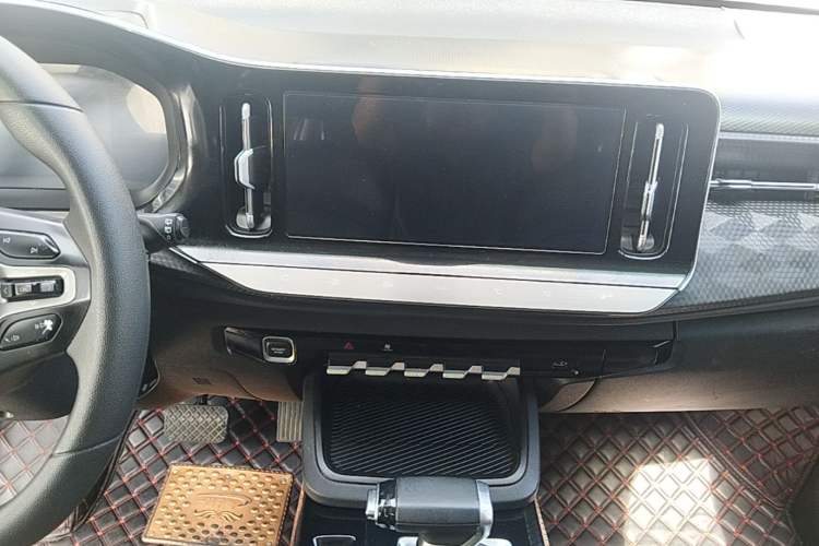 Used Baojun RM-5 2019 1.5L CVT Elite Version with 24-Hour Online Service 7 Seats Audio And AC Panel