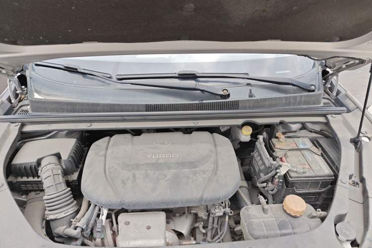 Used Baojun RM-5 2019 1.5T Manual Elite Version with 24-Hour Online Service 6 Seats Engine Bay