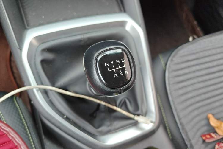 Used Baojun RM-5 2019 1.5T Manual Elite Version with 24-Hour Online Service 6 Seats Gear Lever
