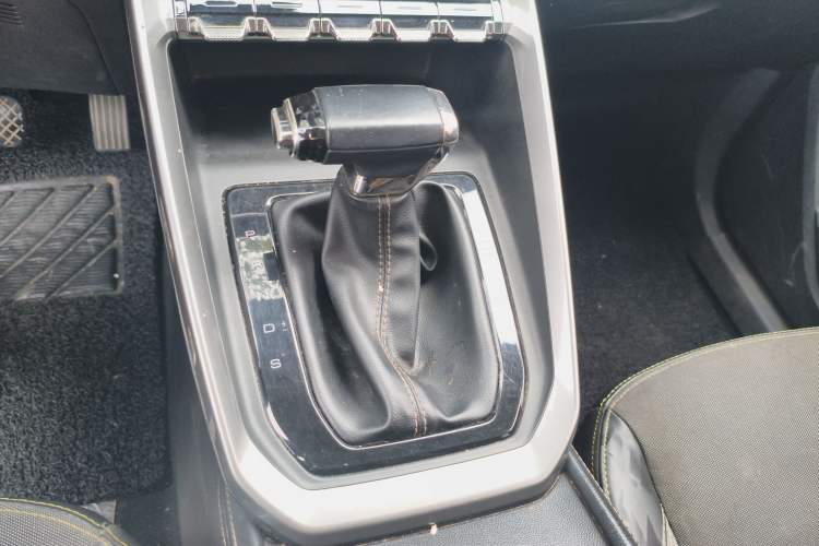 Used Baojun RS-3 2020 1.5L CVT Elite Version with 24-Hour Online Service Gear Lever