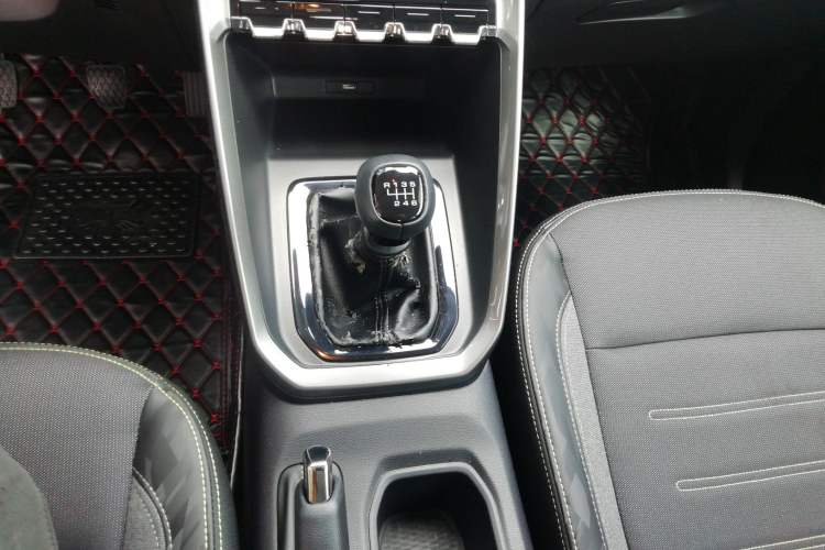 Used Baojun RS-3 2020 1.5L Manual Elite Version with 24-Hour Online Service Gear Lever