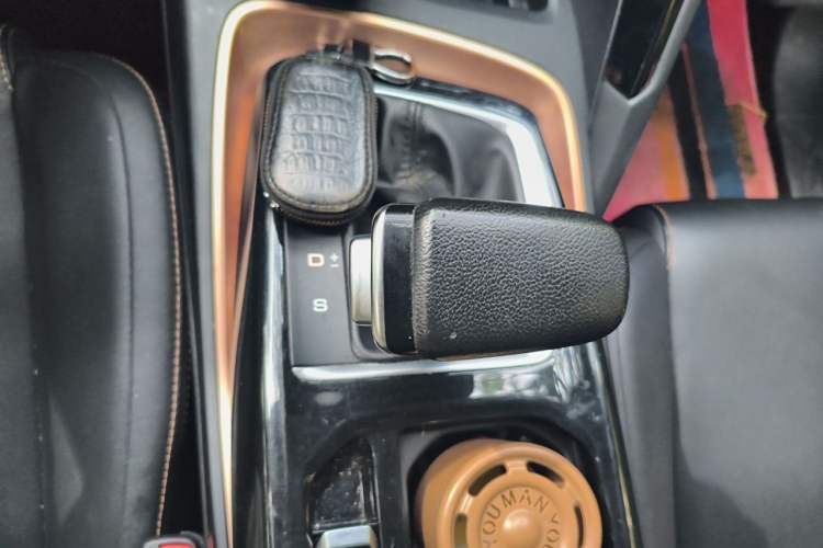 Used Baojun RS-5 2019 1.5T CVT Intelligent Drive Luxury Edition China VI Gear Lever