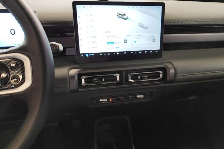 Used Baojun Spark EUV 2024 Prestige Edition 4 Seats Audio And AC Panel