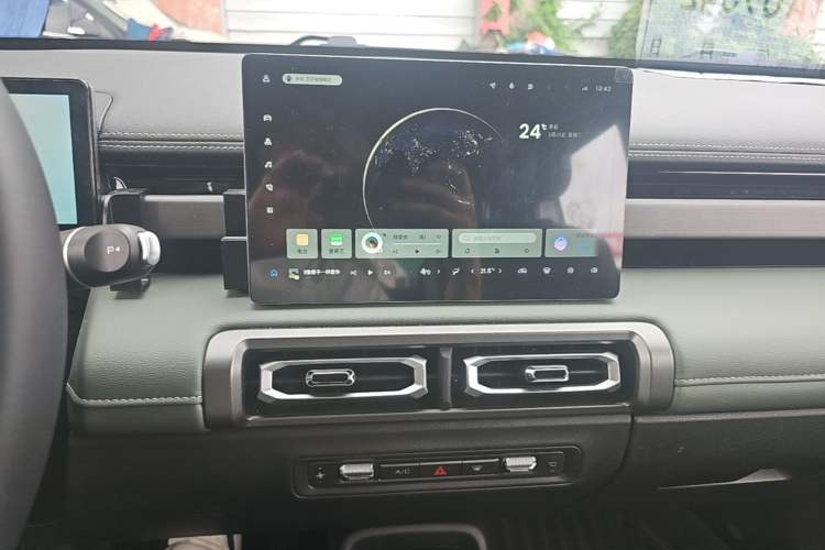 Used Baojun Spark EUV 2024 Flagship Edition 4 Seats Audio And AC Panel