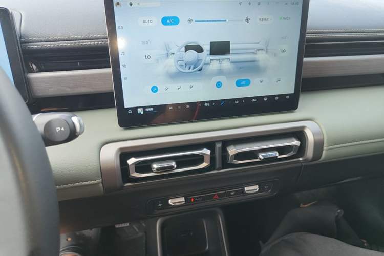 Used Baojun Spark EUV 2024 Flagship Edition 4 Seats Audio And AC Panel