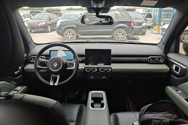 Used Baojun Spark EUV 2024 Flagship Edition 4 Seats Center Console