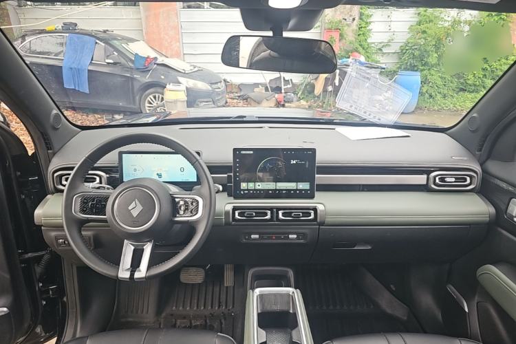 Used Baojun Spark EUV 2024 Flagship Edition 4 Seats Center Console