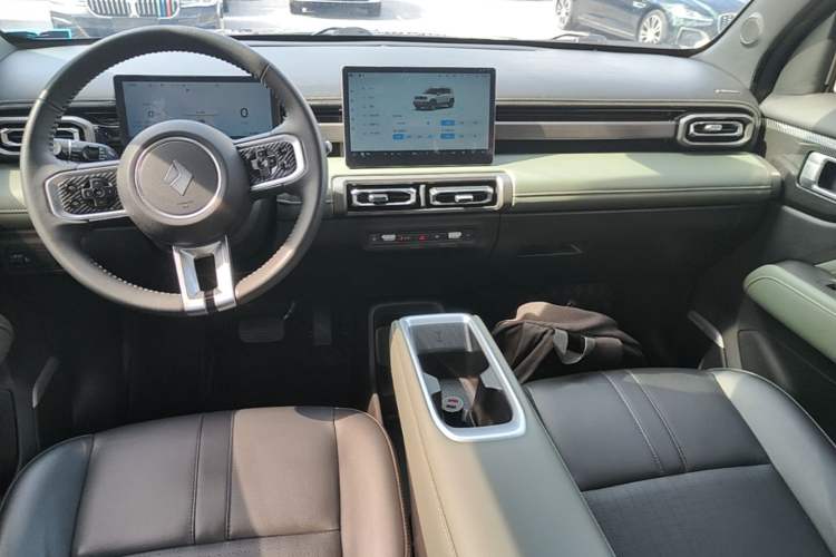 Used Baojun Spark EUV 2024 Flagship Edition 4 Seats Center Console