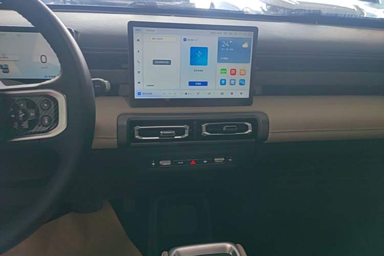 Used Baojun Spark EUV 2024 Prestige Edition 4 Seats Audio And AC Panel