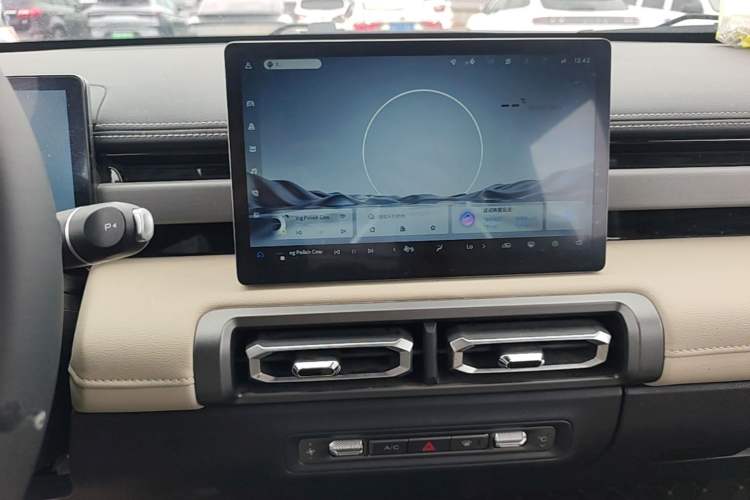 Used Baojun Spark EUV 2024 Prestige Edition 4 Seats Audio And AC Panel