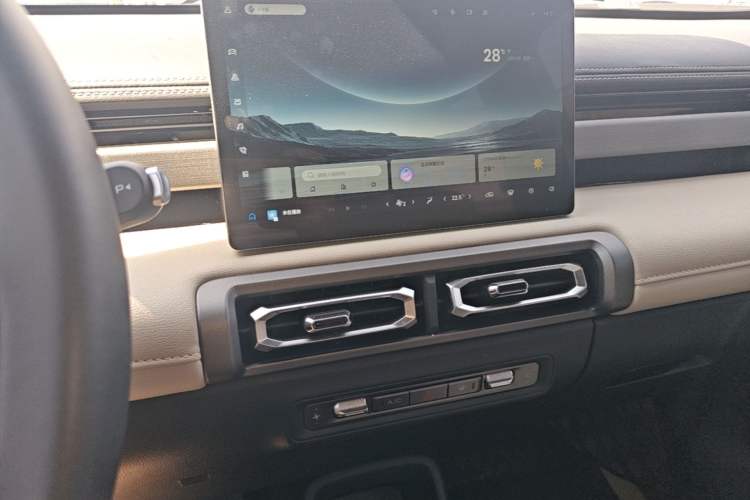 Used Baojun Spark EUV 2024 Prestige Edition 4 Seats Audio And AC Panel