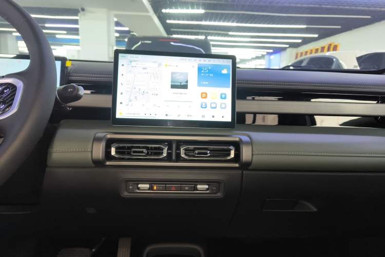 Used Baojun Spark EUV 2024 Prestige Edition 4 Seats Audio And AC Panel