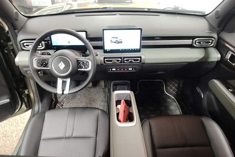 Used Baojun Spark EUV 2024 Flagship Edition 4 Seats Center Console