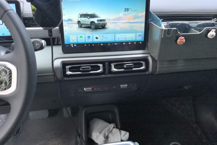 Used Baojun Spark EUV 2025 Smart Luxury Edition 5 Seats Audio And AC Panel