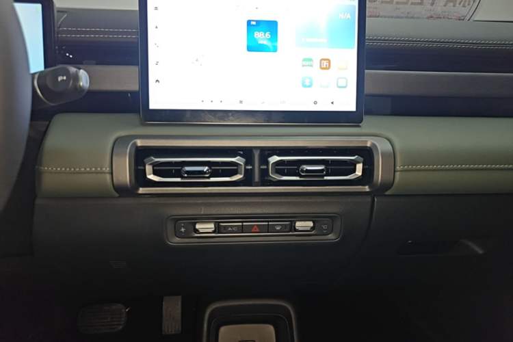 Used Baojun Spark EUV 2025 Flagship Edition 5 Seats Audio And AC Panel