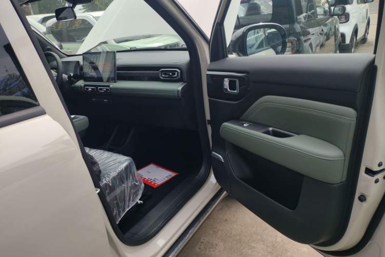 Used Baojun Spark EUV 2026 301km Flagship Edition Interior 5