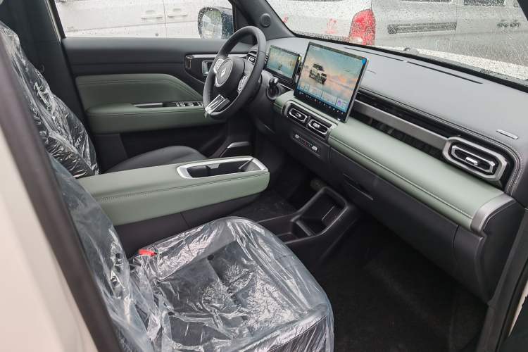 Used Baojun Spark EUV 2026 301km Flagship Edition Interior 7