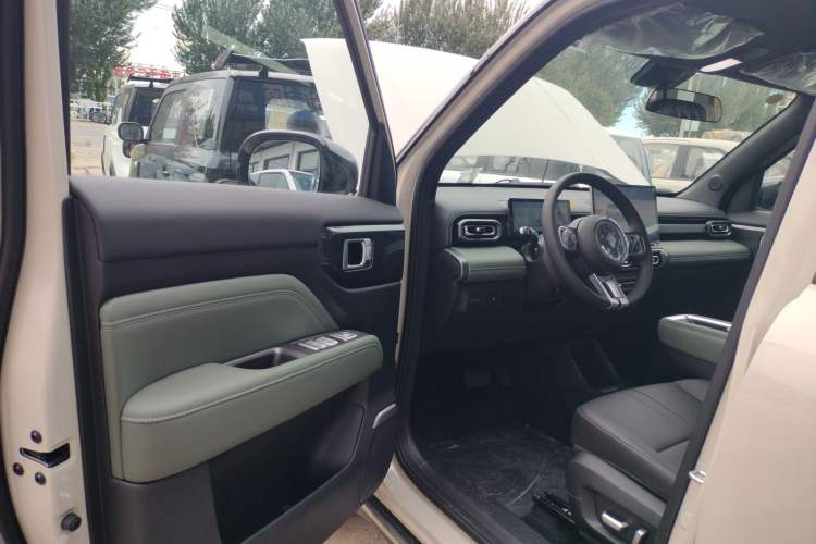 Used Baojun Spark EUV 2026 301km Flagship Edition Interior 7