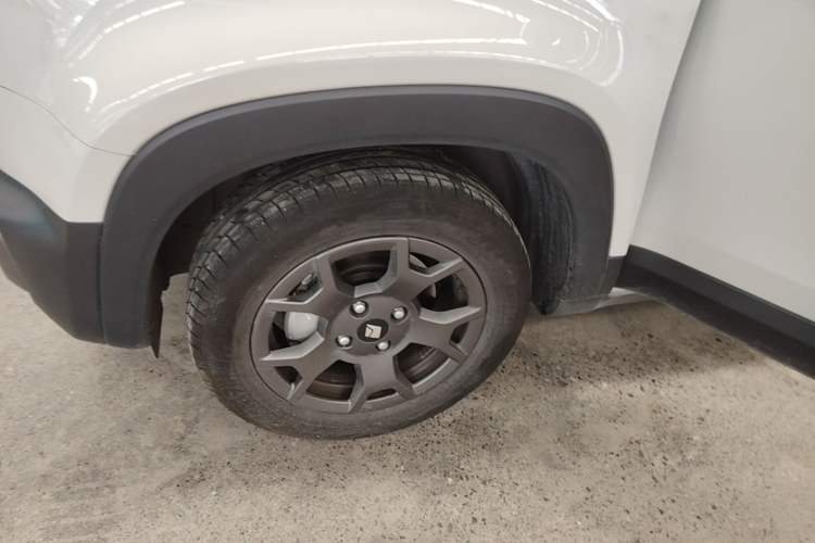 Used Baojun Spark EUV 2026 Model 401km Flagship Edition Left Front Wheel Hub