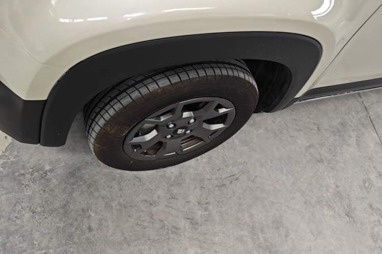 Used Baojun Spark EUV 2026 301km Flagship Edition Left Front Wheel Hub