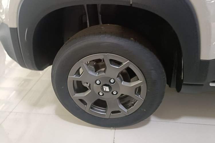 Used Baojun Spark EUV 2026 301km Flagship Edition Right Rear Wheel Hub