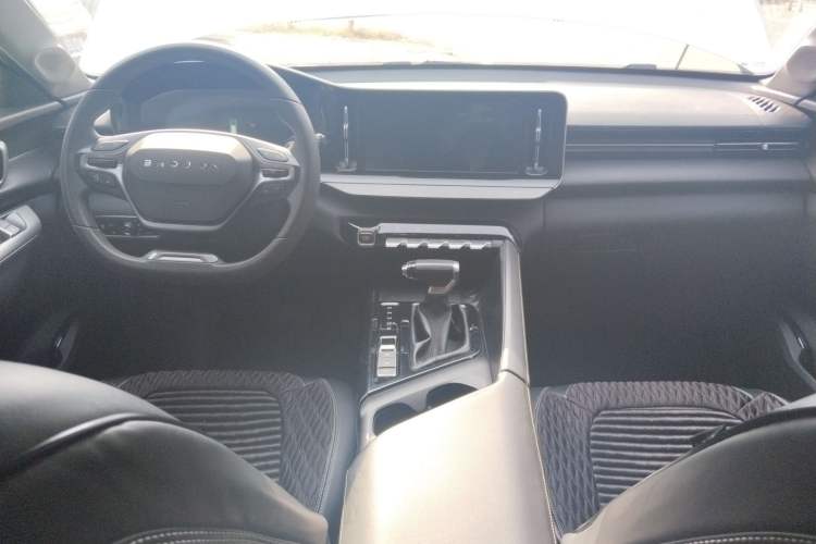 Used Baojun Valli 2021 1.5T Yili Pasture CVT Luxury Model Center Console