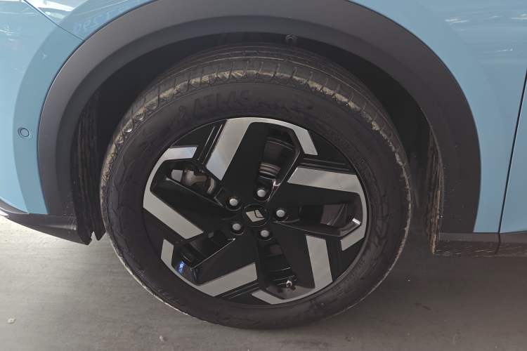 Used Baojun Yunhai 2024 600km Pure Electric Version Left Front Wheel Hub